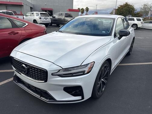 2024 Volvo S60 B5 Core Dark Theme