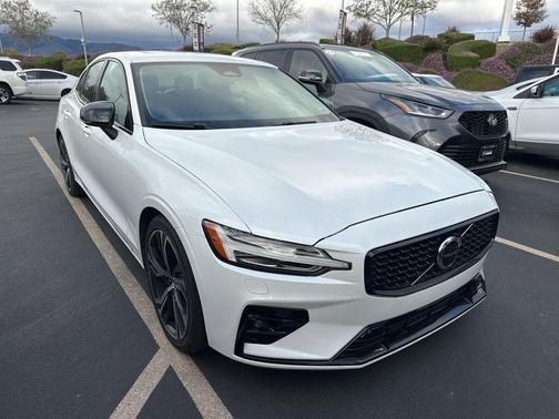 2024 Volvo S60 B5 Core Dark Theme