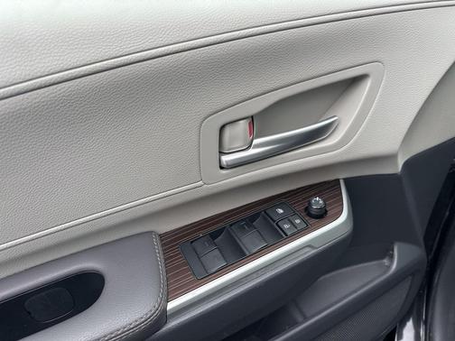 2023 Toyota Sienna XLE 8 Passenger
