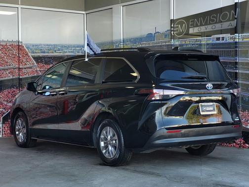 2023 Toyota Sienna XLE 8 Passenger
