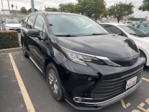 2023 Toyota Sienna XLE 8 Passenger