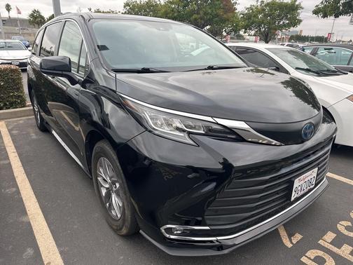 2023 Toyota Sienna XLE 8 Passenger