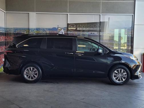 2023 Toyota Sienna XLE 8 Passenger