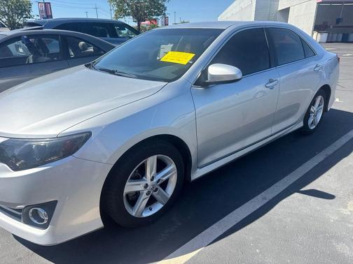 Classic Silver Metallic 2014 Toyota Camry SE