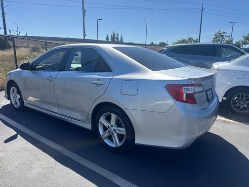 Classic Silver Metallic 2014 Toyota Camry SE