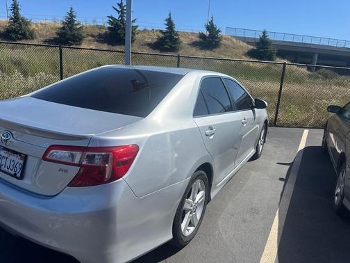 Classic Silver Metallic 2014 Toyota Camry SE