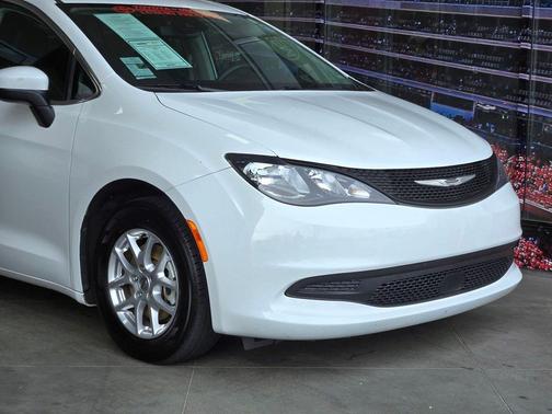 Bright White Clearcoat 2023 Chrysler Voyager LX