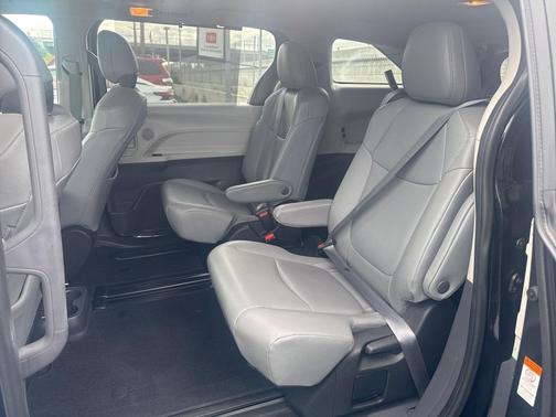 2022 Toyota Sienna XLE