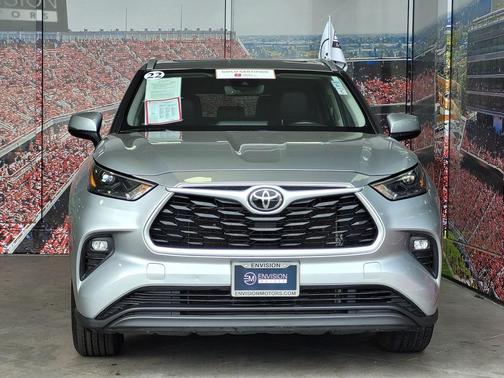 Celestial Silver Metallic 2022 Toyota Highlander XLE