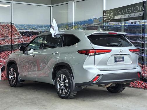 Celestial Silver Metallic 2022 Toyota Highlander XLE