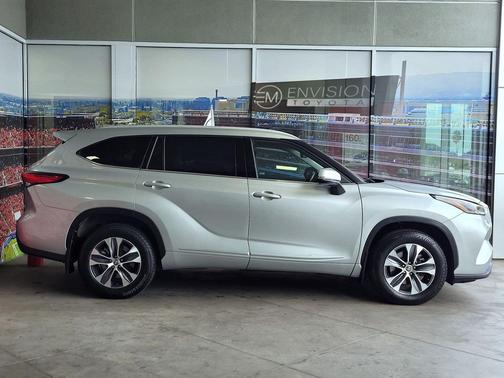 Celestial Silver Metallic 2022 Toyota Highlander XLE