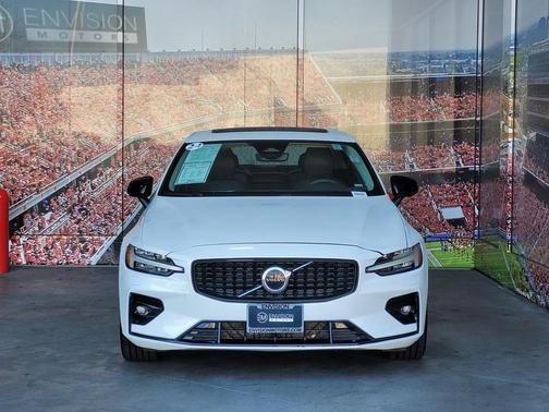 2024 Volvo S60 B5 Core Dark Theme