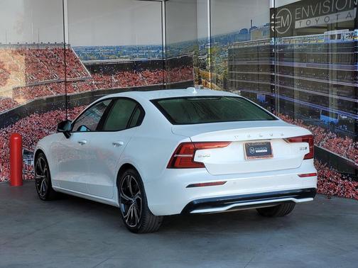 2024 Volvo S60 B5 Core Dark Theme