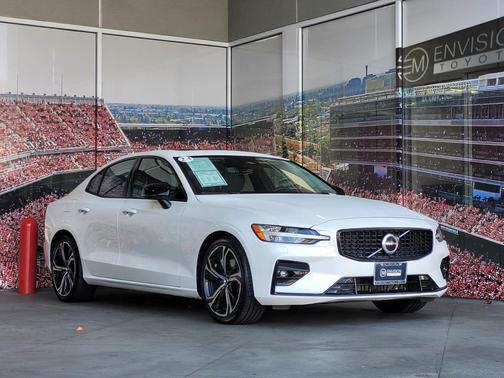 2024 Volvo S60 B5 Core Dark Theme