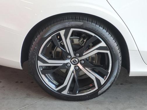 2024 Volvo S60 B5 Core Dark Theme