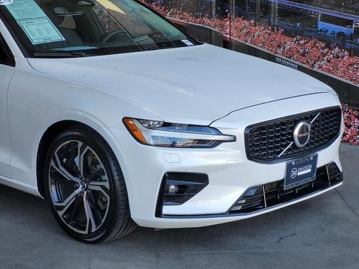 2024 Volvo S60 B5 Core Dark Theme