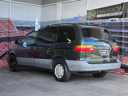 Woodland Pearl 2000 Toyota Sienna LE