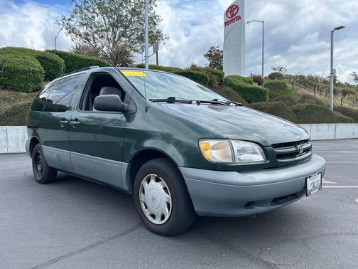 Woodland Pearl 2000 Toyota Sienna LE