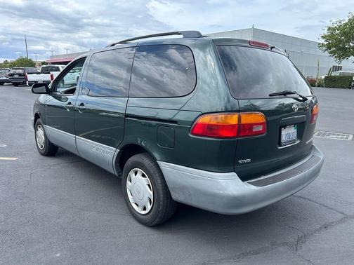 Woodland Pearl 2000 Toyota Sienna LE