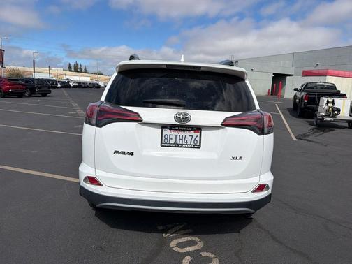 Super White 2018 Toyota RAV4 XLE