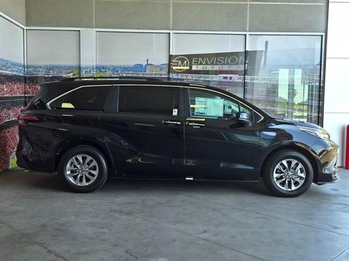 Midnight Black Metallic 2026 Toyota Sienna XLE