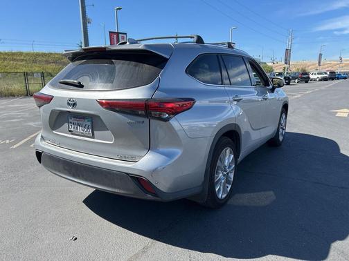 Celestial Silver Metallic 2022 Toyota Highlander Hybrid Limited