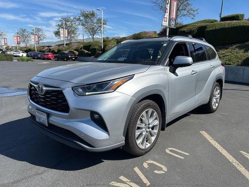 Celestial Silver Metallic 2022 Toyota Highlander Hybrid Limited