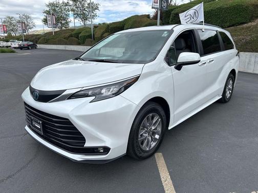 Wind Chill Pearl 2025 Toyota Sienna XLE