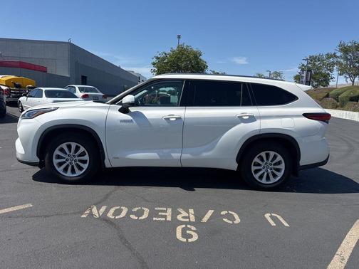 Blizzard Pearl 2020 Toyota Highlander Hybrid XLE