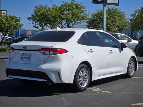 White 2022 Toyota Corolla Hybrid SE
