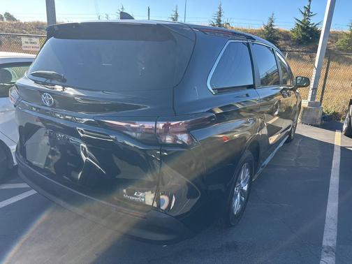 2023 Toyota Sienna LE