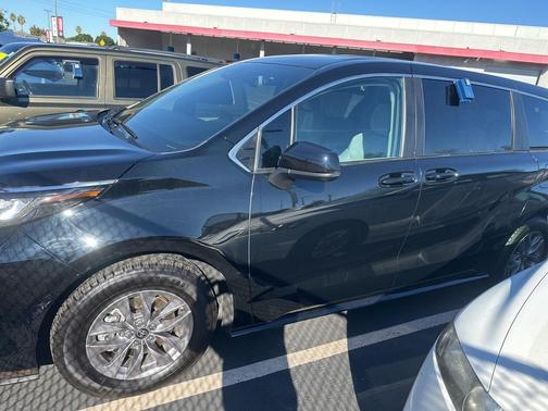 2023 Toyota Sienna LE