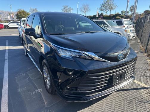 2023 Toyota Sienna LE