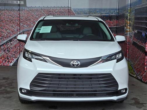 Wind Chill Pearl 2026 Toyota Sienna XLE