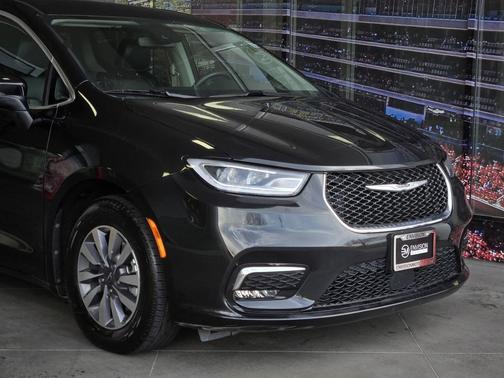 2023 Chrysler Pacifica Hybrid Touring L