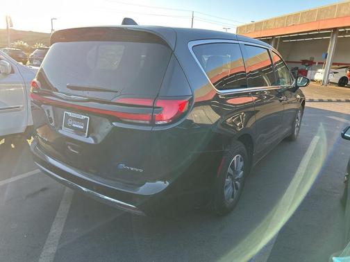 2023 Chrysler Pacifica Hybrid Touring L