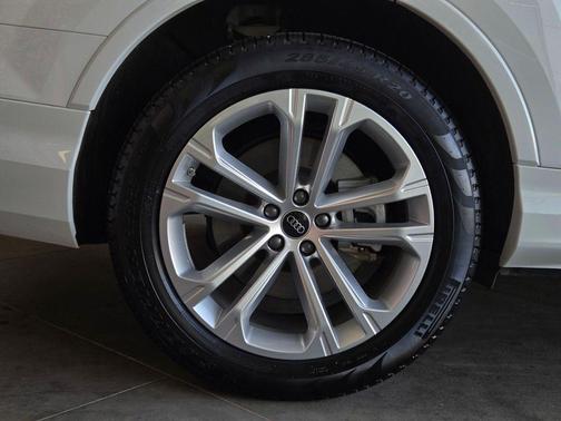 Glacier White Metallic 2025 Audi Q7 55 Premium Plus