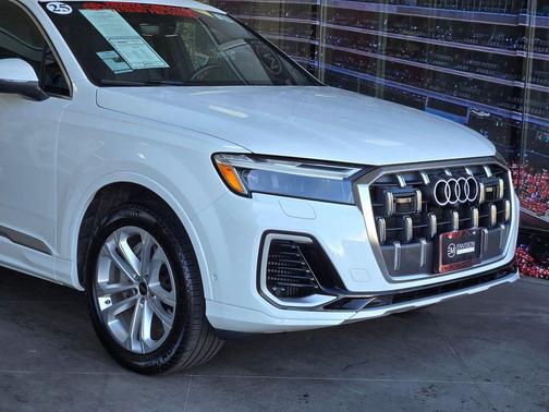 Glacier White Metallic 2025 Audi Q7 55 Premium Plus