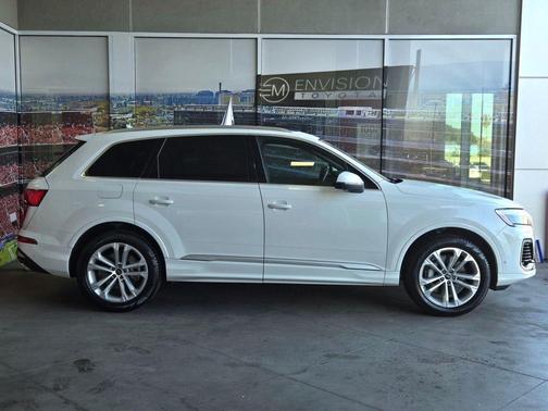 Glacier White Metallic 2025 Audi Q7 55 Premium Plus