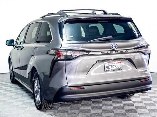 2024 Toyota Sienna LE