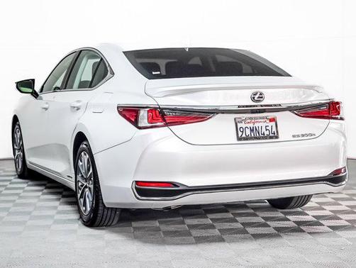 2022 Lexus ES 300h Base