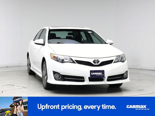 White 2014 Toyota Camry SE