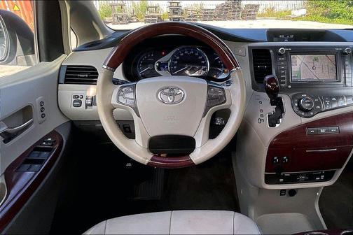 Blizzard Pearl 2013 Toyota Sienna XLE