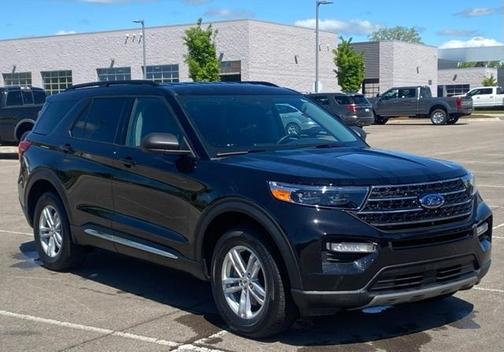 Photo 3 of 46 of 2021 Ford Explorer XLT