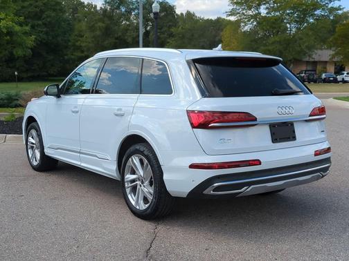 2024 Audi Q7 45 Premium Plus
