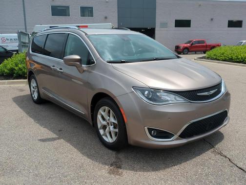 2017 Chrysler Pacifica Touring-L Plus