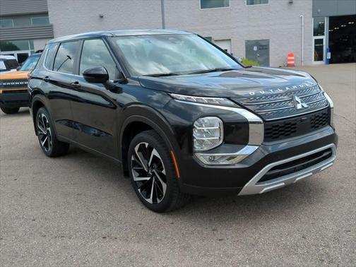 2023 Mitsubishi Outlander SE