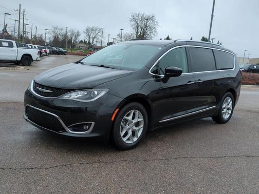Brilliant Black Crystal Pearlcoat 2018 Chrysler Pacifica Touring-L Plus