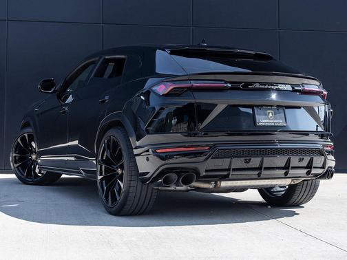 2022 Lamborghini Urus Graphite Capsule