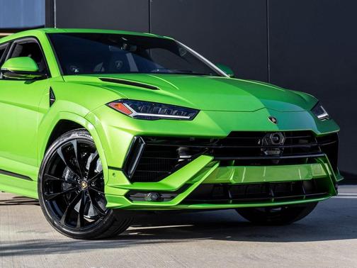 Verde Selvans Metallic 2024 Lamborghini Urus S